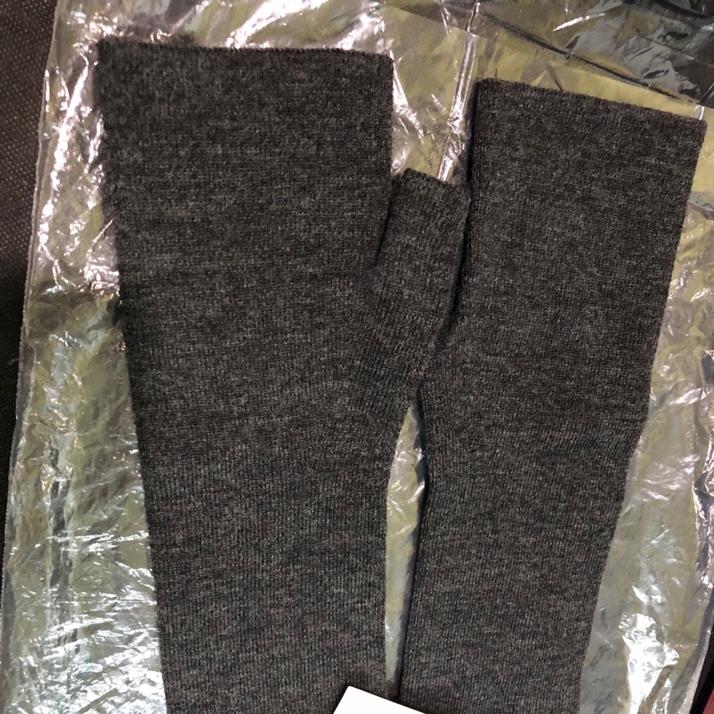 New with tag theory cashmere gloves